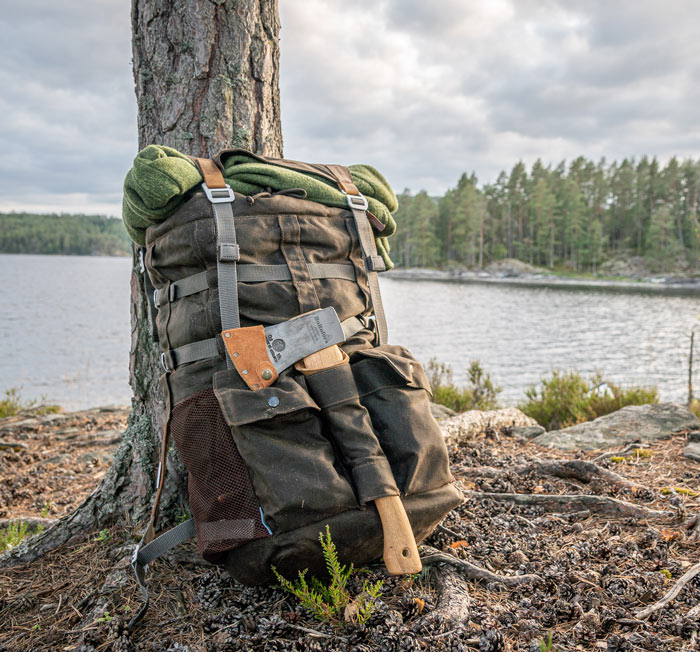 Bushcrafter Rucksack an Seeufer