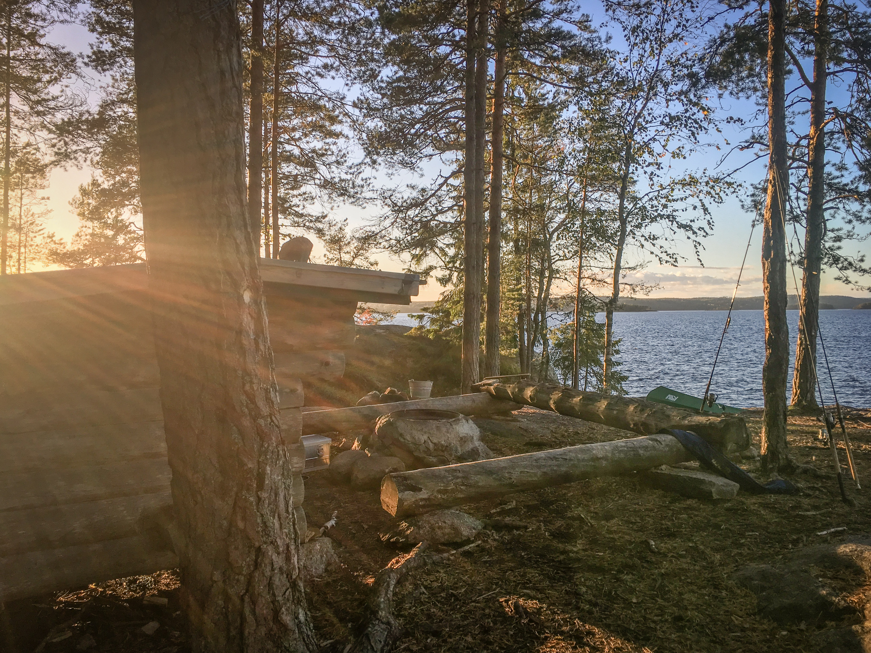 Sonnenuntergang mit Hütte am Seeufer